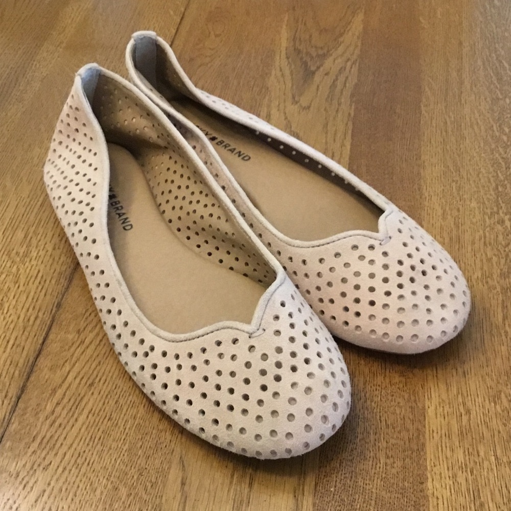 Woman’s Lucky Brand tan cut out suede flat. Size 8.padded inner sole. Like new!
